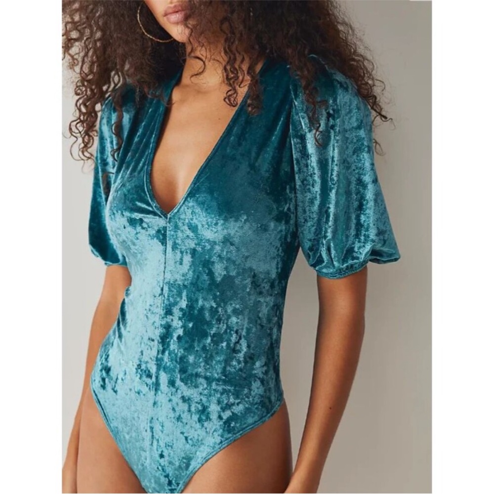 🆕 Free People Teal Velvet Bodysuit with Puff Sleeves